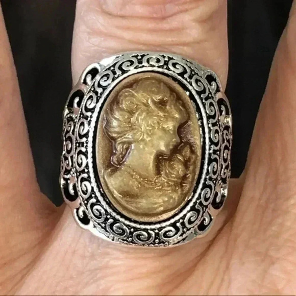 Beige Tan Brown Ornate Vintage Style Cameo Lady Portrait Crystal Silver Ring - Picture 1 of 4